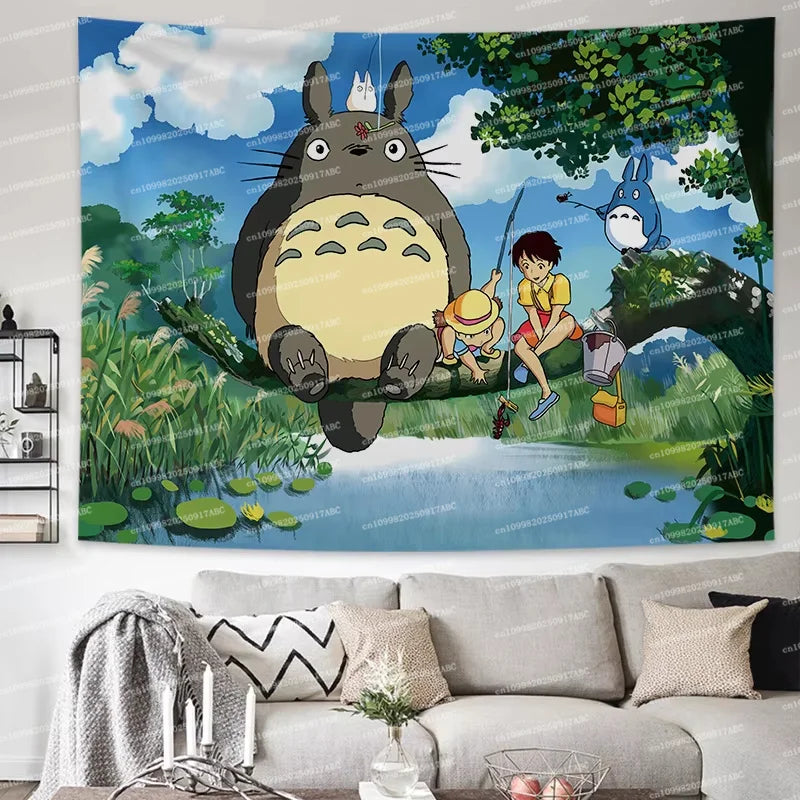 Tapisserie Totoro accrochée au-dessus d'un lit dans une chambre décorée