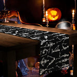 Une scène mystérieuse et macabre, illuminée par des chandelles et une citrouille sculptée, évoquant une ambiance lugubre et festive pour une soirée d'Halloween.