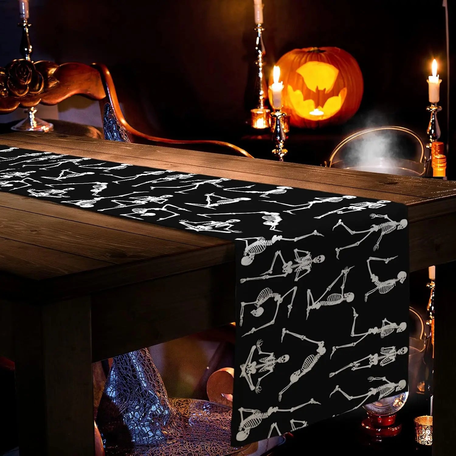 Une scène mystérieuse et macabre, illuminée par des chandelles et une citrouille sculptée, évoquant une ambiance lugubre et festive pour une soirée d'Halloween.