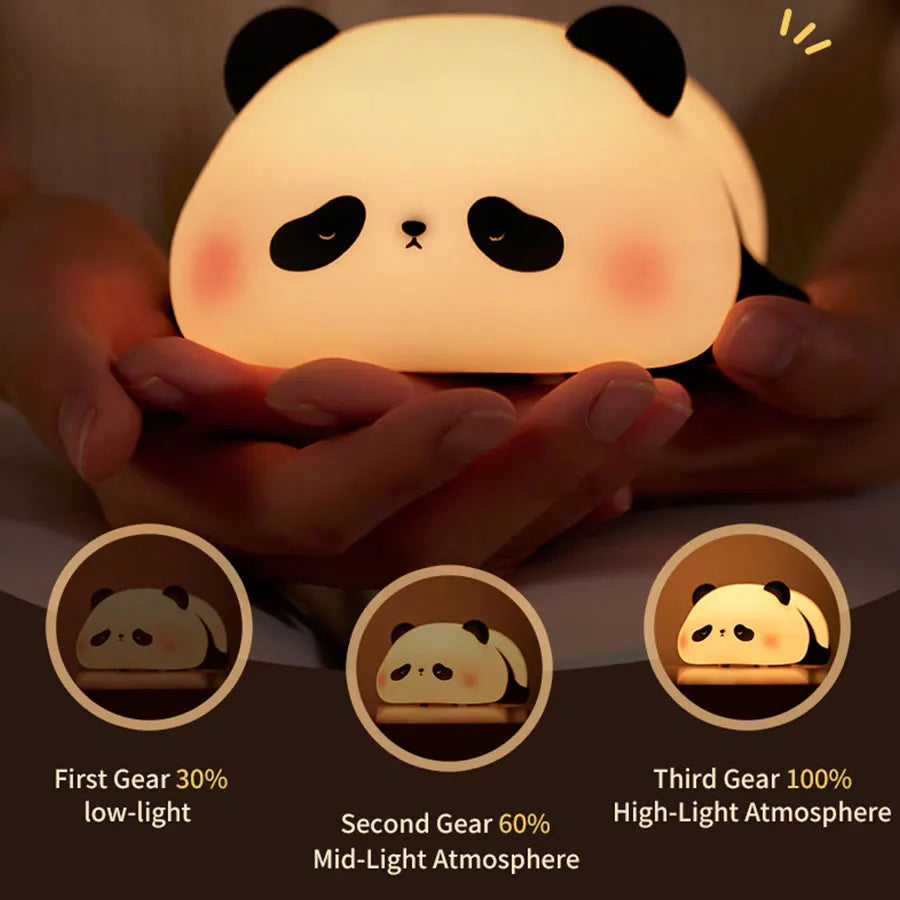 Veilleuse Panda allumée avec lumière douce dans une chambre d'enfant