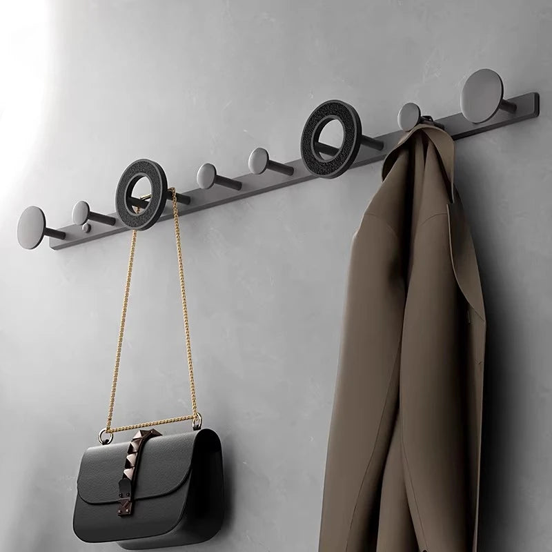 Porte-manteau mural aluminium avec vestes accrochées