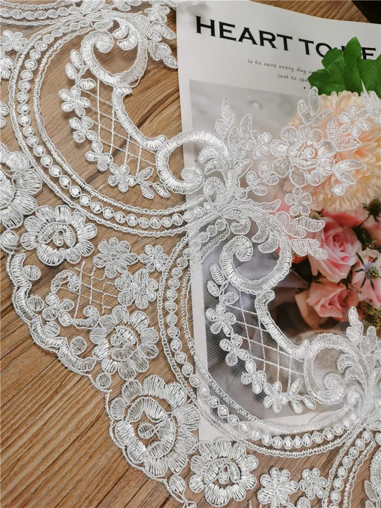 dentelle polyester blanc ajourée paillettes 22cm confection artisanat mariage erotique floral