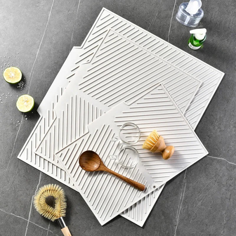 tapis cuisine rayures diagonales gris vert clair moderne adhésif vaisselle nettoyage brosse gant cuillère