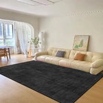 Le salon spacieux et lumineux présente un grand canapé crème et une grande fenêtre qui offre une belle vue extérieure.