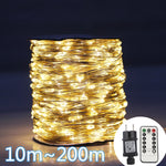 Guirlande lumineuse LED fil argent illuminant un jardin de Noël
