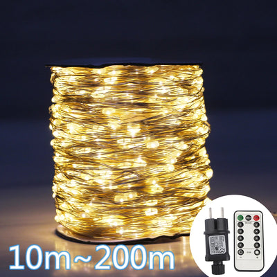 Guirlande lumineuse LED fil argent illuminant un jardin de Noël