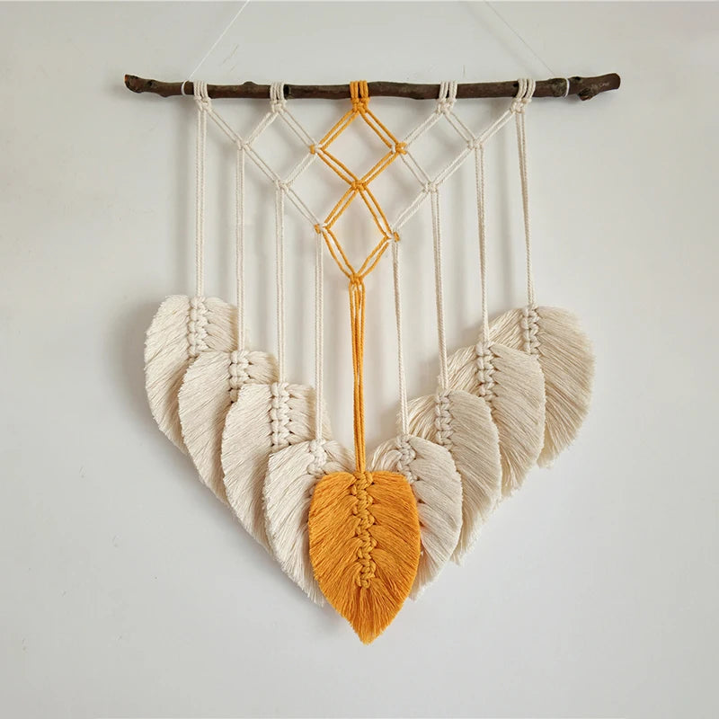 Tapisserie macramé accrochée au mur d'une chambre style bohème