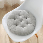 Coussin rond velours côtelé rouge sur canapé moderne