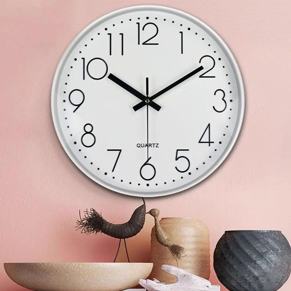 horloge murale cadre doré aiguilles noires numéros blancs moderne chambre coucher