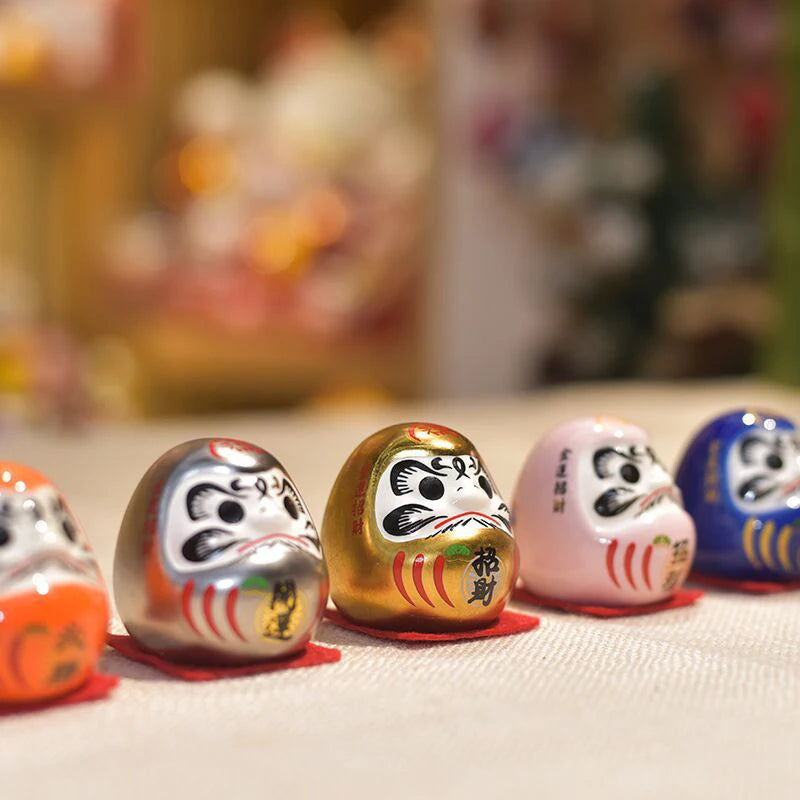 dolls japonaises traditionnelles artisanales couleurs vives yeux sourire symboles chinois ornement maison