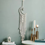 Tenture macramé accrochée dans une chambre décorée style bohème