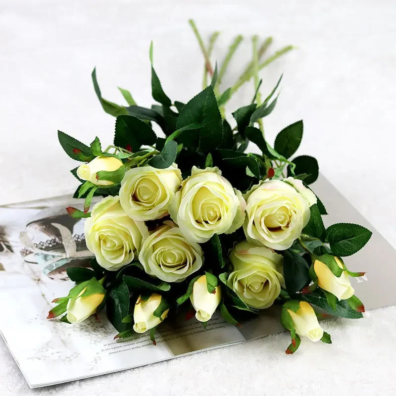 décoration maison bouquet fleurs artificielles roses ouvertes feuilles vertes réaliste anniversaire mariageintérieur