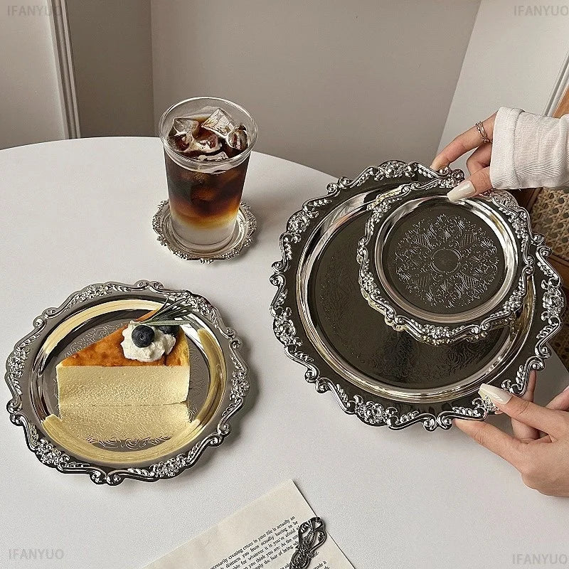 assiettes decoratives argent doré ornements floraux geometriques classiques table dessert bijoux