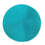 Set de table rond tissé en polyester rouge sur une table à manger