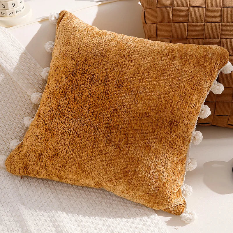 housse coussin décoration moderne motif géométrique brodé noir blanc pompons maison luxe