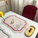 serviettes table moderne motif géométrique rose clair vert bleu beige ornementées