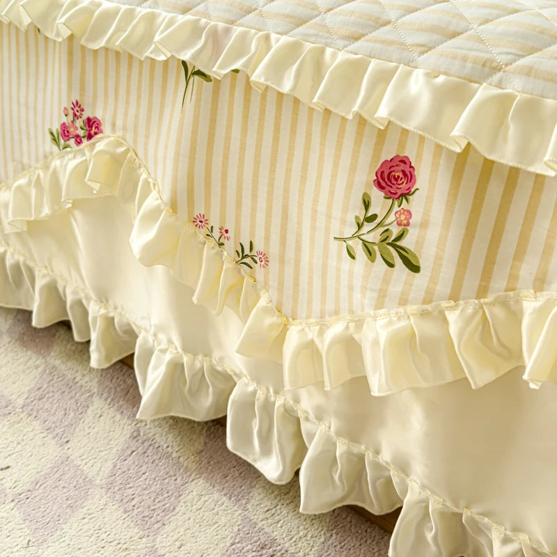 Couvre-lit avec jupe dentelle dans une chambre décorée avec style