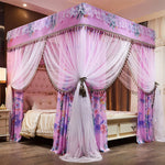 Un luxueux lit à baldaquin richement décoré de rideaux et d'accessoires floraux aux couleurs pastel dans une chambre élégante.