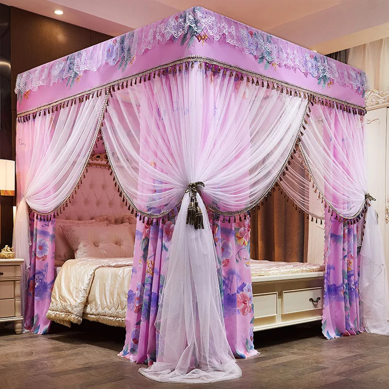 Un luxueux lit à baldaquin richement décoré de rideaux et d'accessoires floraux aux couleurs pastel dans une chambre élégante.