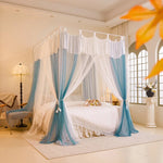 Magnifique chambre à coucher avec un lit à baldaquin blanc et des rideaux bleu clair, créant une ambiance romantique et élégante.