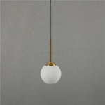 suspension lumineuse transparente moderne ampoule brillante câble noir minimaliste chambre salon étude
