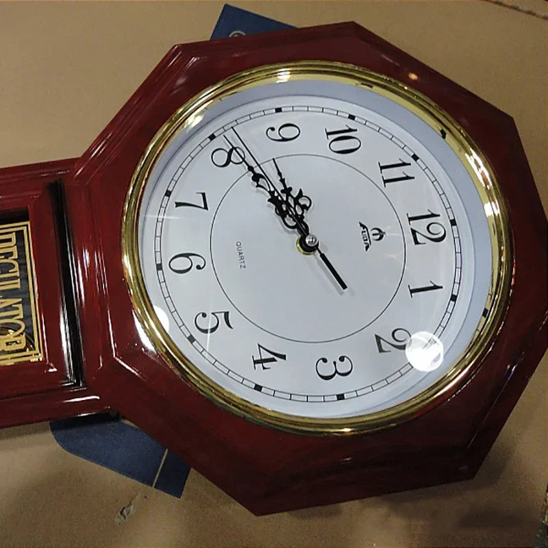 horloge murale bois foncé cadre doré aiguilles noires numeros blancs quartz regulateur batteries incluses