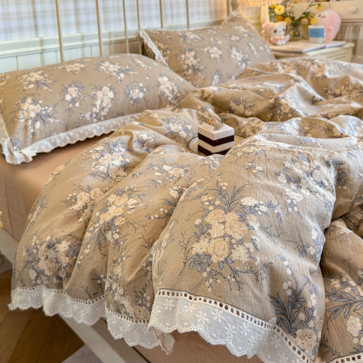 ensemble literie fleurs beige gris blanc housse couette drap taies oreiller romantique classique
