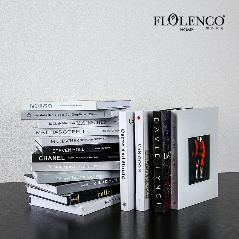 Faux livre décoratif posé sur une table avec d'autres accessoires de décoration