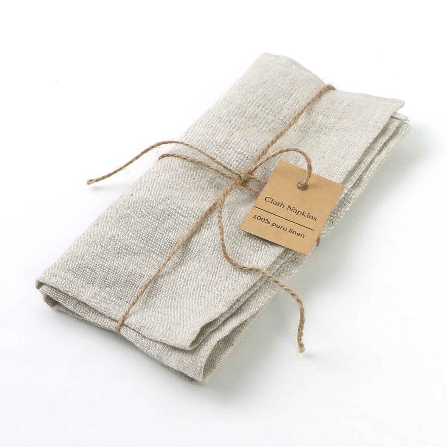 Serviettes en lin beige emballées dans un ruban de jute, avec une étiquette en carton indiquant "100% pur lin".