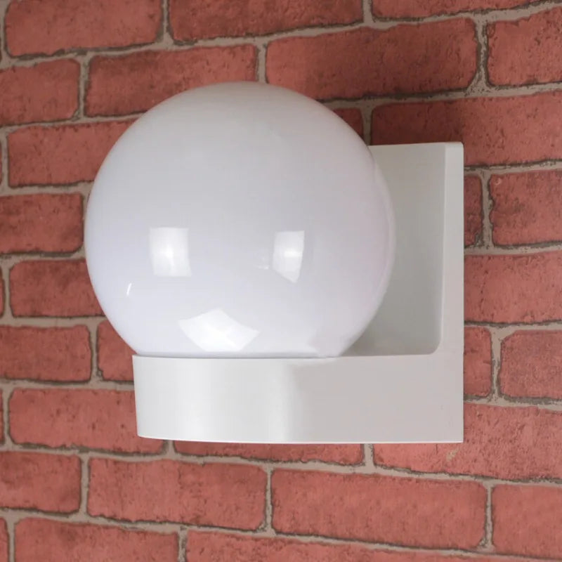 Lanterne murale LED allumée créant une ambiance chaleureuse le soir