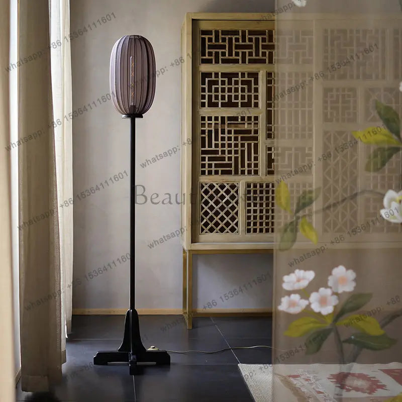 Décoration murale zen wabi-sabi gris clair dans salon moderne