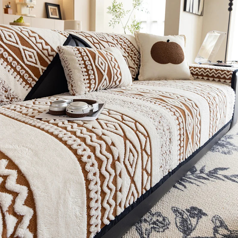 Un lit douillet conçu avec un motif géométrique ornemental en beige et marron, rehaussé d'accents textiles assortis, offrant une atmosphère accueillante et sophistiquée.