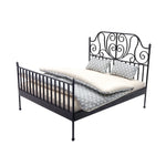 lit miniature fer forgé matelas couverture oreillers motifs pois floral décoration chambre poupée