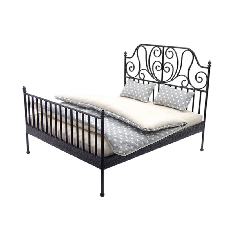 lit miniature fer forgé matelas couverture oreillers motifs pois floral décoration chambre poupée