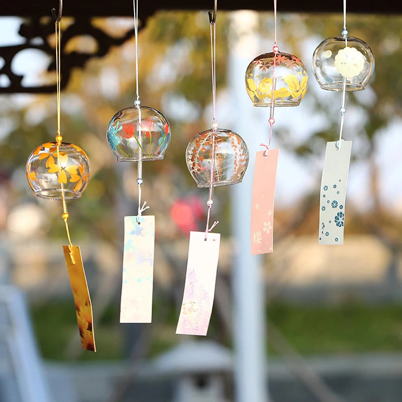 cloches vent japonaises transparentes fleurs motifs colorés décoration extérieure artisanal vintage