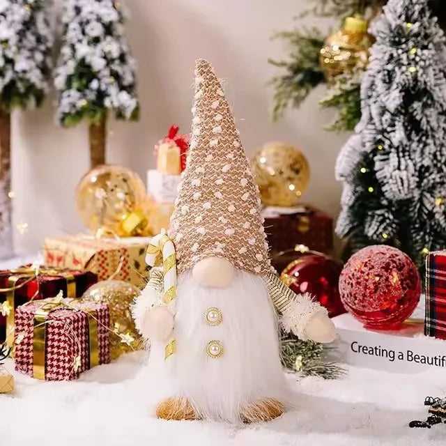 ornements noël poupées blanc doré tissu motifs floraux traditionnels festifs guirlande lumineuse
