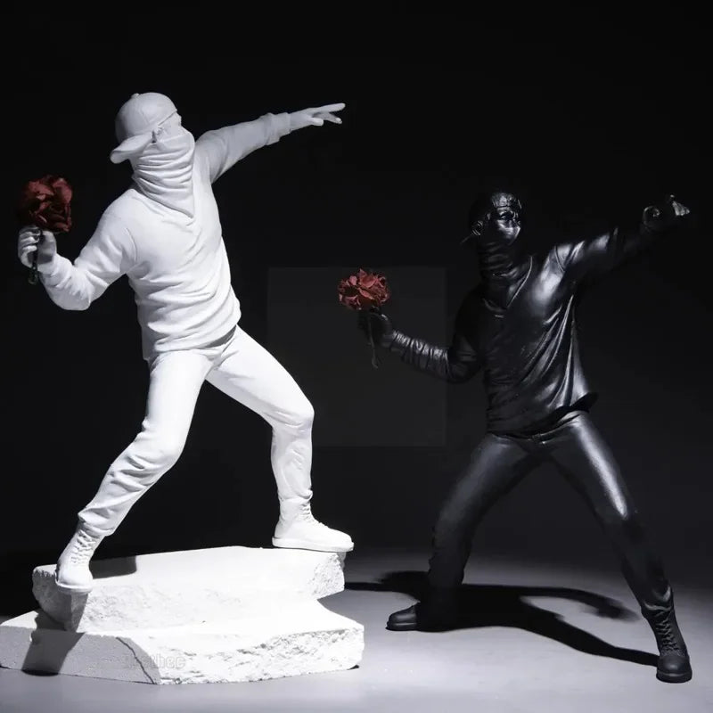 statue moderne banksy lanceur fleurs rouge blanche noire ornement décoration intérieure chambre salon