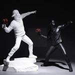 statue moderne banksy lanceur fleurs rouge blanche noire ornement décoration intérieure chambre salon