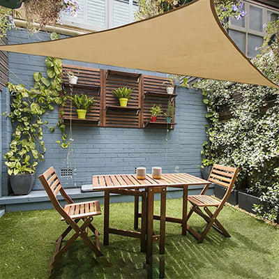 Voile d'ombrage triangulaire imperméable 3x4x5 bleu marine installée sur terrasse