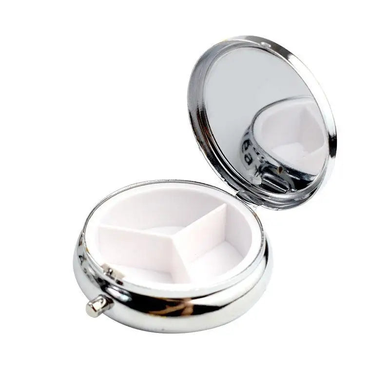 boîte pilules compartiments moderne argenté blanc organisation voyage étui medicaments bijoux porte clé compact