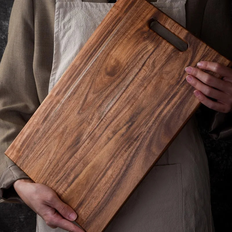 plaque decoupe bois marron grain rustique trou main cuisine herbes aromatiques legumes viandes