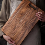 plaque decoupe bois marron grain rustique trou main cuisine herbes aromatiques legumes viandes