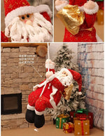 Décoration de Noël 30cm dans une vitrine décorée pour les fêtes
