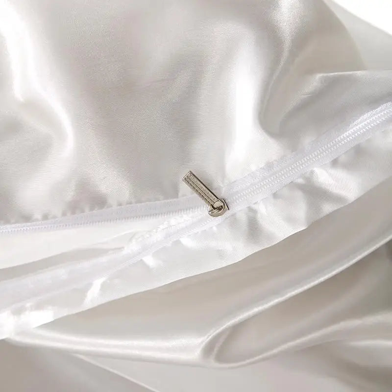 Housse de couette blanche dans une chambre décorée moderne