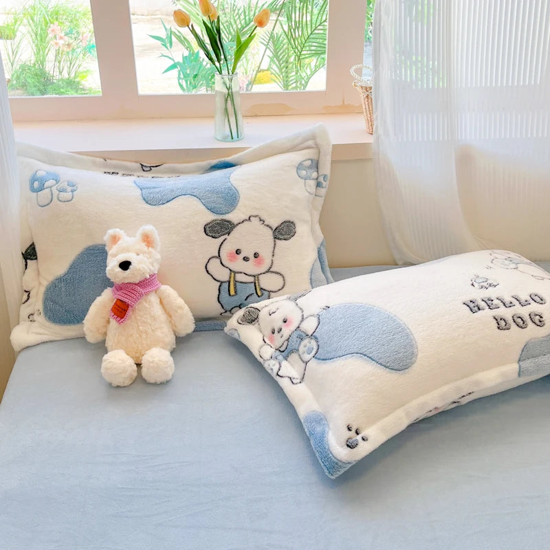 Un arrangement douillet de coussins décoratifs avec des motifs d'animaux mignons, placé dans une fenêtre ensoleillée entourée de végétation verdoyante.