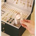 boîte bijoux cuir vert foncé blanc rose pâle motifs géométriques classique chic poignées dorées
