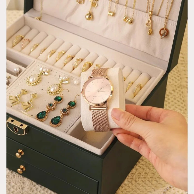 boîte bijoux cuir vert foncé blanc rose pâle motifs géométriques classique chic poignées dorées