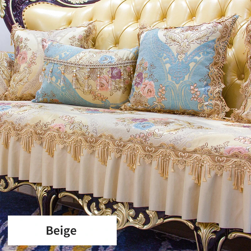 Le sofa richement décoré avec des motifs floraux élégants dans des teintes beige et dorées crée une ambiance luxueuse et sophistiquée.
