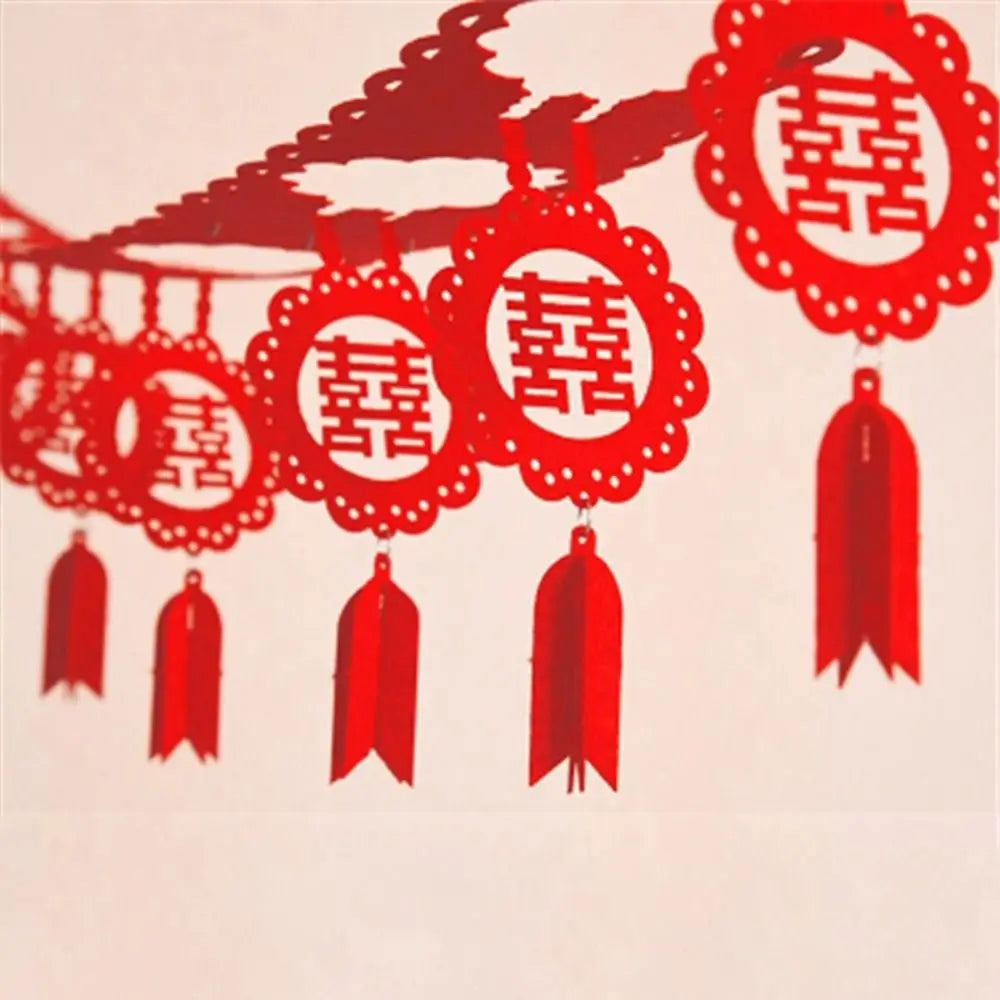décoration mariage chinois motif double bonheur rouge or papier texturé éléments ajourés pompons rouges