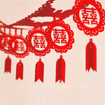 décoration mariage chinois motif double bonheur rouge or papier texturé éléments ajourés pompons rouges